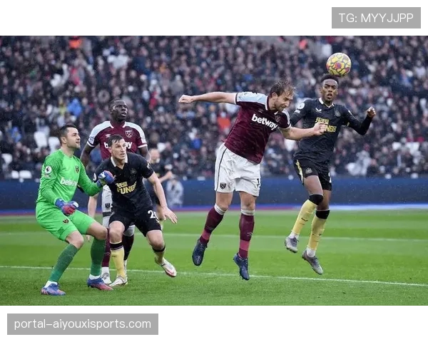 曼联对阵西汉姆联1-1:客场连续三场不胜铁锤帮的战术匹配问题